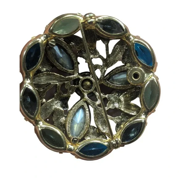 Vintage Floral Wreath Brooch Blue Green Crystal Gold Tone Botanical Pin 1.75" - Picture 3 of 6